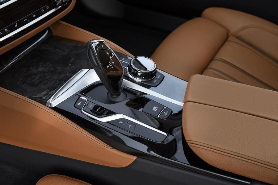 Детали интерьера BMW 530d xDrive Sedan Luxury Line 2017 года  (WW) (фото 55 из 61)